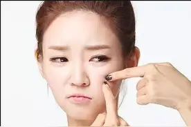 总被头皮屑困扰？学会这3招，告别尴尬雪花头图片