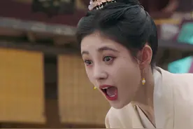 鞠婧祎新剧现骚操作！马戴美瞳画眼线，这女演员衣服里露出个啥？图片