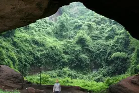 山洞里的“洁癖”老人，清贫生活一餐半斤面条，一生未娶独自享福图片