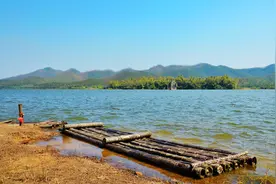 广东台山：白沙镇有一座水中碉楼，在水库中浸泡近60年仍屹立不倒图片