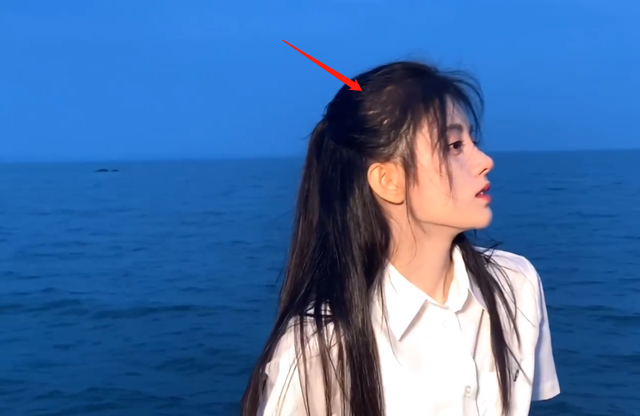 耳朵前鬓角下鸡皮疙瘩红印