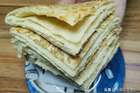 烙饼时，有人烫面有人抹油，面点师教你4个技巧，暄软好吃层次多图片