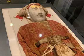 2000年前的“营盘美男”，身材高大英俊帅气，还穿着“毛衣”图片