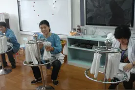 幼儿园保育员是怎样的存在？请不要叫她们“阿姨”，她们也是老师图片