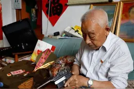 1996年莱芜老人持有两把枪，工作人员前去没收，老人：粟裕送的图片