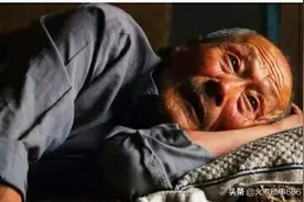 60岁丧偶，活着的比走了的还难吗，几个老人这样说图片