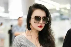 冉莹颖为显高真的拼了，穿小号连体裤勒出大长腿，减龄又时髦图片