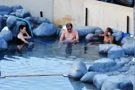 日本混浴温泉历史悠久，进入还不许穿衣服，女性如何保护隐私？图片