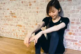 38岁王心凌晒健身美照，四肢瘦成杆蚂蚁腰吸睛，笑容僵硬脸显老图片