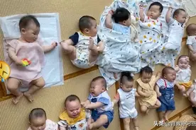 大型婴儿“聚会”现场火了，哭的哭，闹的闹，还有睡觉的淡定哥图片