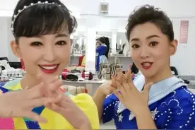 央视主持人月亮姐姐与同事合影，42岁嫩似少女，嫁入豪门很幸福图片