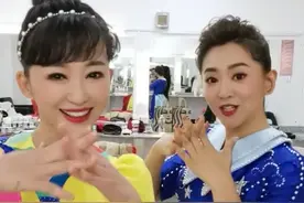 央视主持人月亮姐姐与同事合影，42岁嫩似少女，嫁入豪门很幸福图片