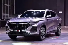 红灯闯一半后停在路中间，会被扣分吗？图片