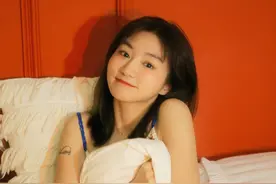 窥探少女的私密空间，有一丝惊艳，还有一点窃喜图片