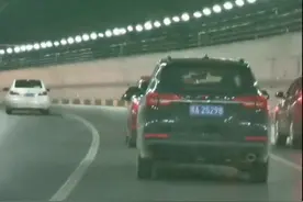 快速路上“龟速”行，慢车挡道快不起来，市民：限快也要限慢图片