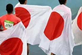 日本女子夺冠后身披国旗炫耀，中华田园犬扑上去将旗踩脚下图片