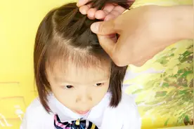 不长不短刘海，这么扎，好看又易学，长短头发都可以扎