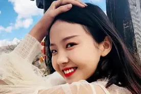 她读大学时，就赚了30万元，毕业两年内，又赚几百万，还买豪车图片