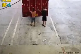 指挥倒车有风险，千万不要站在车辆运行轨迹上图片
