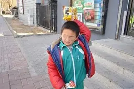 5岁儿子放学回家，一直夹着腿走路，妈妈起疑脱下裤子，瞬间爆炸图片