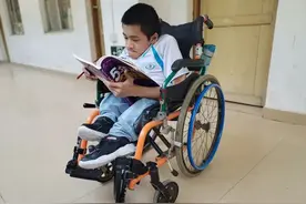 怀集“玻璃男孩”身残志坚终圆学业梦图片