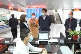 上蔡县政府县长李卫明暗访县行政服务中心业务窗口图片