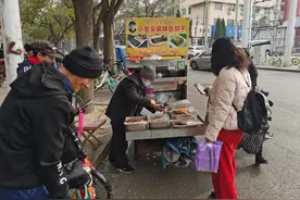 四川73岁老人在河北卖小吃，年挣十几万元，收了十多名学徒，有人甚至打算从内蒙古来“学艺”图片