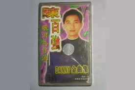 1979年只有21岁的丹尼，创作他歌坛生涯第一支歌曲《眼泪为你流》图片