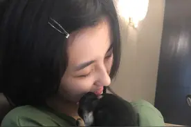 张子枫的背带裤穿搭，个性十足图片