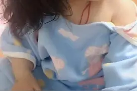 宝宝一觉醒来睡衣变成"露肩装"，呆萌模样真可爱，妈妈被笑翻天图片