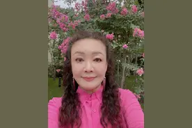 大S婆婆真敢穿！62岁穿玫红衬衫戴同色耳环，皮肤紧致状态真不错图片