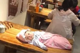 “生无可恋”宝宝走红，被父母放在隔壁桌，网友：孩子捡来的？图片
