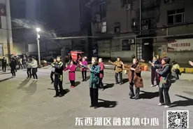 欢乐！路灯下，百人齐跳广场舞！图片