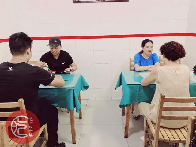 「十堰美食」去了这家只有8张台的人气饺子馆,没吃到饺子却被老板娘的隐藏手艺惊艳