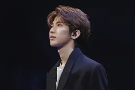 蔡徐坤黑色西装搭白色T恤，简约优雅的绅士范，不失青春少年气息图片