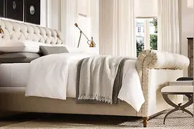 RH引领的纯美式床和床头柜图片