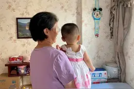 杭州53岁失独母亲产下一女，她说等断了母乳就把头发染黑：不能给宝宝丢脸图片