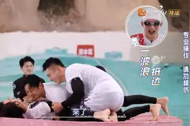 李沁上综艺被扑倒 以手掩胸逃避 尴尬到花容失色图片