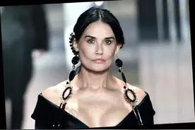​58岁传奇女星Demi Moore 在芬迪时装秀开场走秀图片