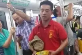18岁取得金牌，24岁盗窃入狱，如今靠卖艺为生，张尚武的堕落人生图片