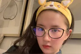 刘亦菲居家晒素颜 俏皮可爱比奶茶妹妹清纯图片
