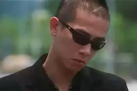 陈小春：从小住铁笼，3000块卖掉弟弟！如何一手烂牌打成王炸图片