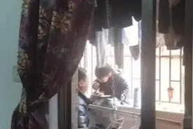 调皮爷爷带孙子躲阳台“偷吃”，妈妈不淡定：光明正大吃不香吗？图片