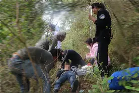 山崖上的“生命通道”！石阡警医联手，4小时救援坠崖采药人图片