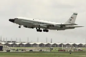 俄在黑海军演，美军侦察机现身，战斗民族不好惹，贴身拦截是传统图片