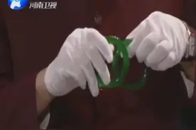 大姐带满绿的手镯来鉴定，心里估计上百万，但专家却说两字：假货图片