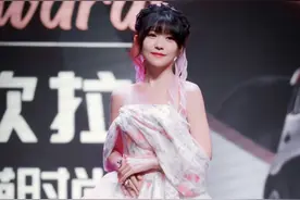 赖美云怎么想的？只有153cm还学人家穿“缠绕鞋”，太显腿短了图片