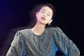 胡杏儿“A”爆了，亮片上衣配烟灰色牛仔裤干练利落，潇洒不羁图片