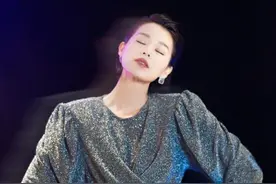 胡杏儿“A”爆了，亮片上衣配烟灰色牛仔裤干练利落，潇洒不羁图片