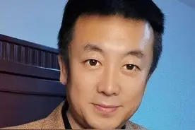 他在《还珠格格》中演技太好，警察追剧认出，原来是在逃13年罪犯图片